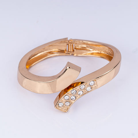 Twisted Elegance Chunky Bangle
