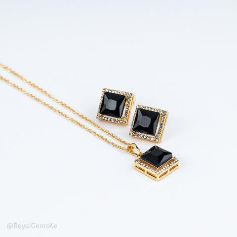 Princess Noir Gilded Square Halo Pave Set